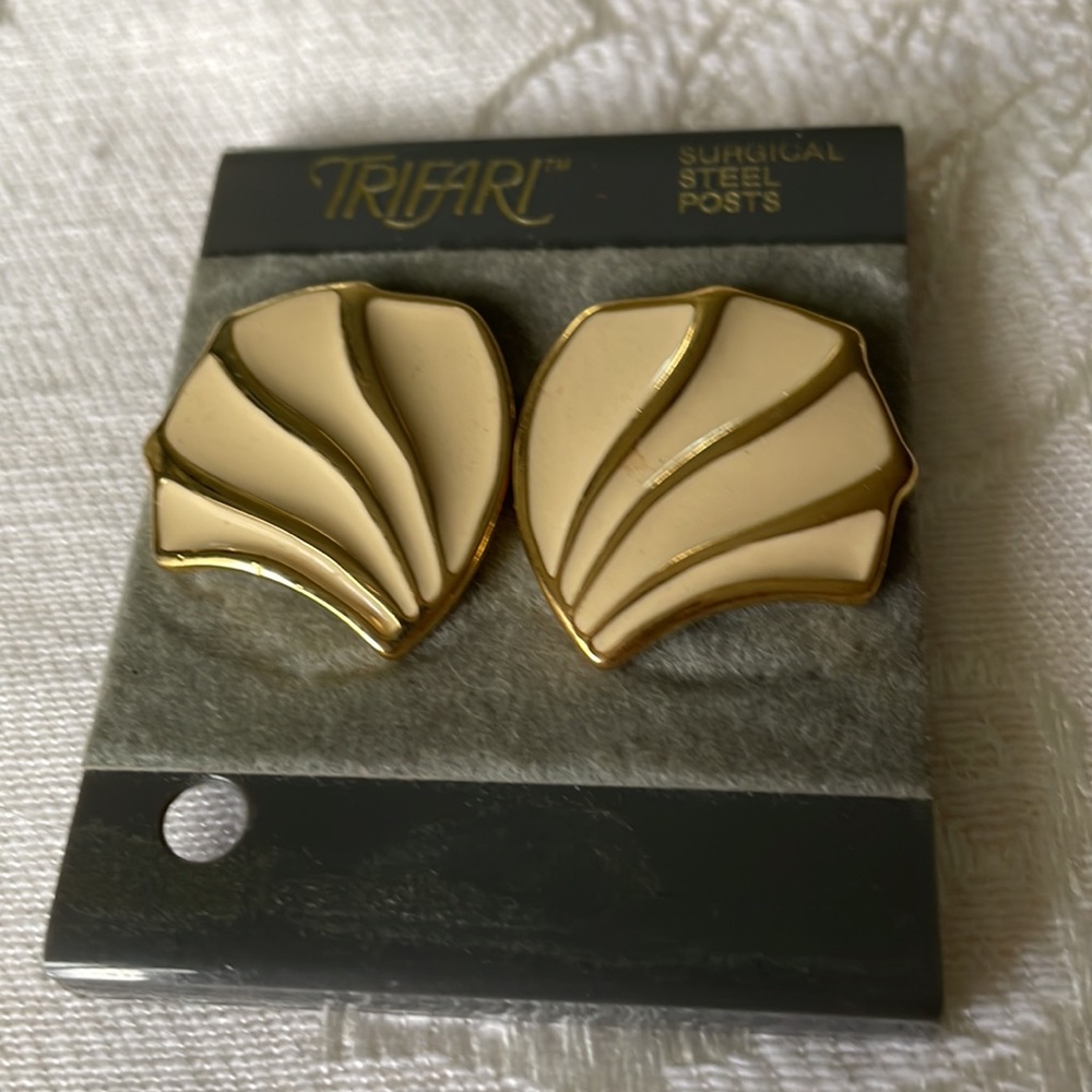 Pair of Pierced Earrings Retro Theme Napier and Trifari On Original Cards - Picture 3 of 4